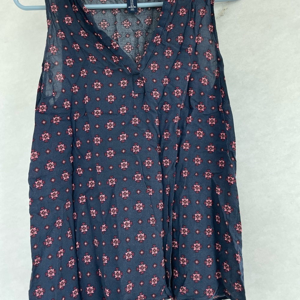 Size small Gap tank top